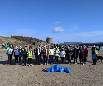 Dublin and Louth students tackle beach clean with Green-Schools and Uisce 